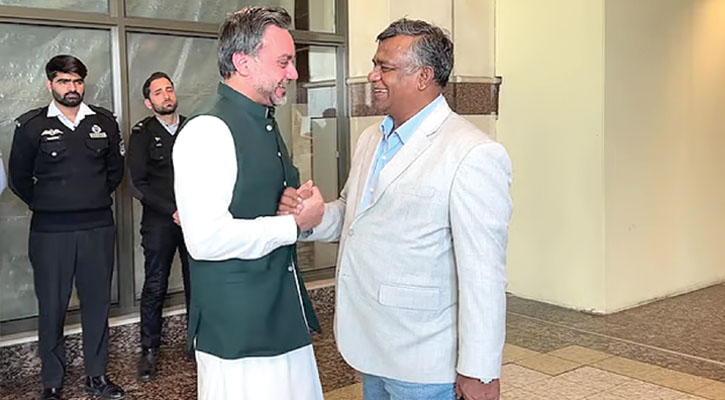 মধ্যরাতে ডাক পেয়ে হঠাৎ কেন লাহোরে আমিনুল