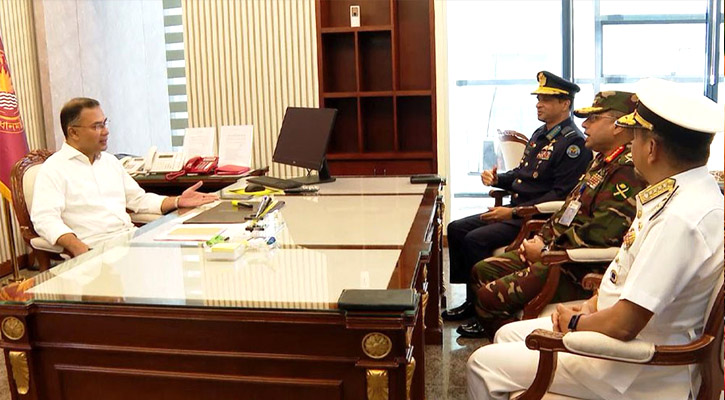 প্রধানমন্ত্রীর সঙ্গে তিন বাহিনী প্রধানের সাক্ষাৎ