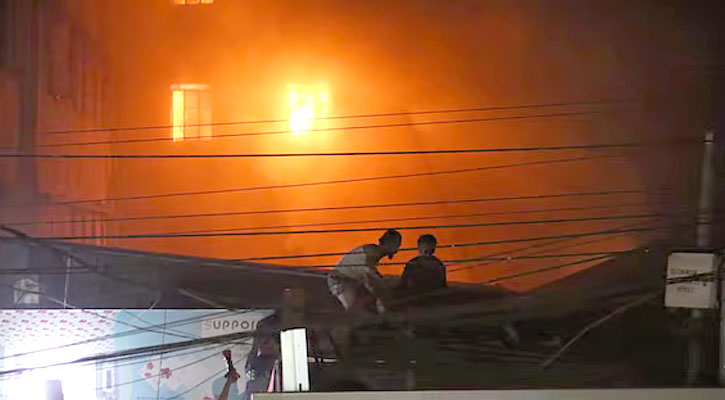 কারওয়ান বাজারে কাঠের দোকানে আগুন