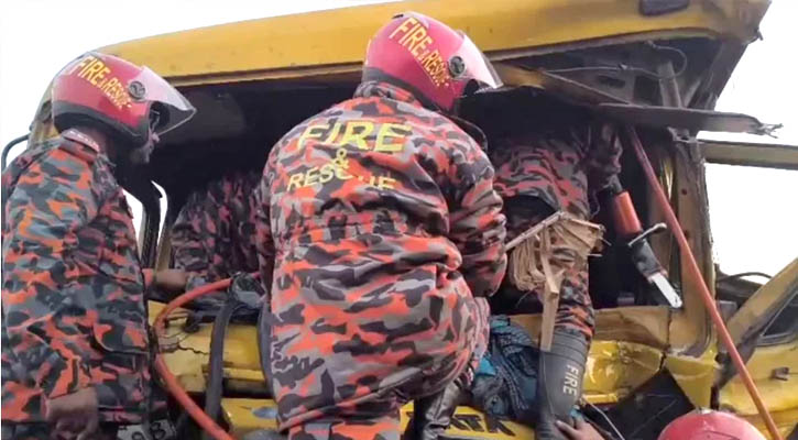 এক্সপ্রেসওয়েতে দুই ট্রাকের সংঘর্ষ, নিহত ১