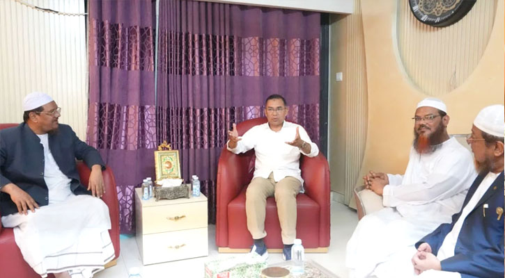 চরমোনাই পীরের বাসায় তারেক রহমান