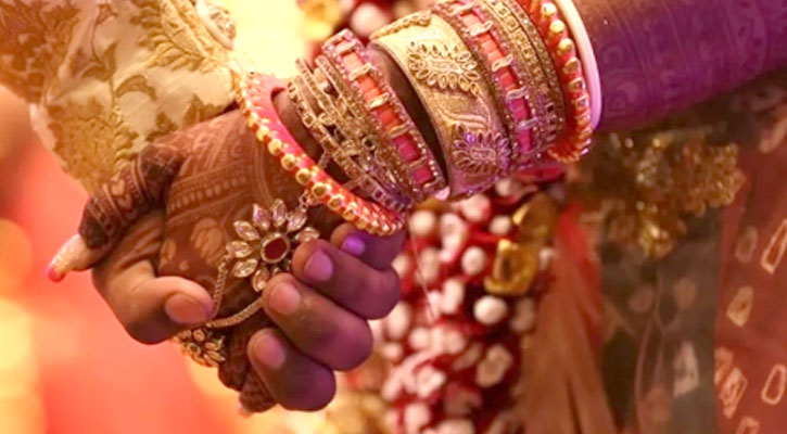  বন্দুক ঠেকিয়ে তুলে নিল প্রাক্তন প্রেমিক