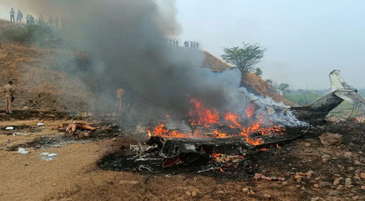 অবতরণের মুহূর্তে উড়োজাহাজ বিধ্বস্ত, মহারাষ্ট্রের উপমুখ্যমন্ত্রীসহ নিহত ৪