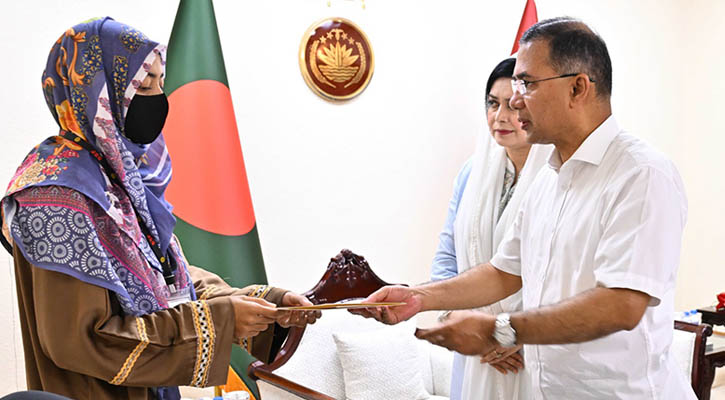 প্রধানমন্ত্রীর সঙ্গে গোলা বিস্ফোরণে শহীদ দুই সেনাসদস্যের পরিবারের সাক্ষাৎ