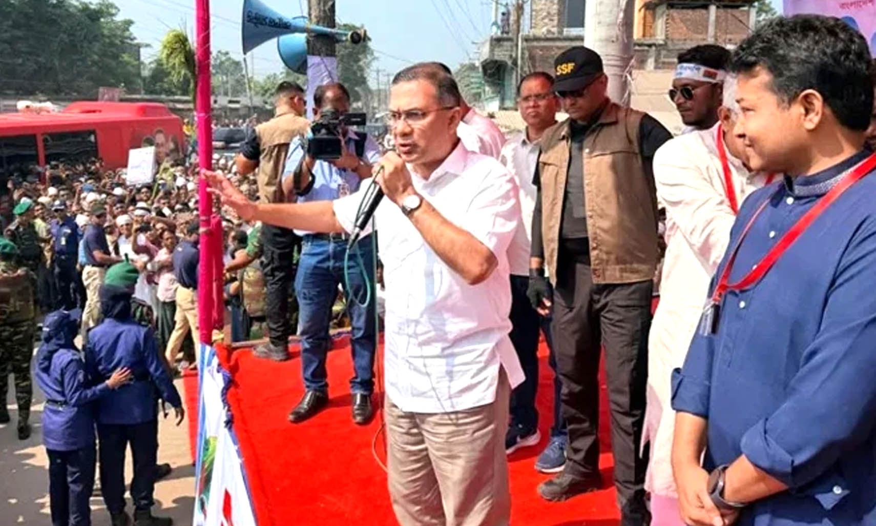 সব ধর্মের মানুষকে নিয়ে সমৃদ্ধ দেশ গড়তে চাই: রংপুরে পথসভায় প্রধানমন্ত্রী