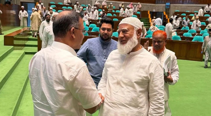 অধিবেশন শেষে প্রধানমন্ত্রী ও বিরোধীদলীয় নেতার কুশল বিনিময়