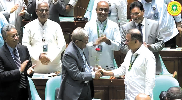 নবনির্বাচিত রাষ্ট্রপতিকে লাল গোলাপ দিয়ে শুভেচ্ছা জানালেন প্রধানমন্ত্রী
