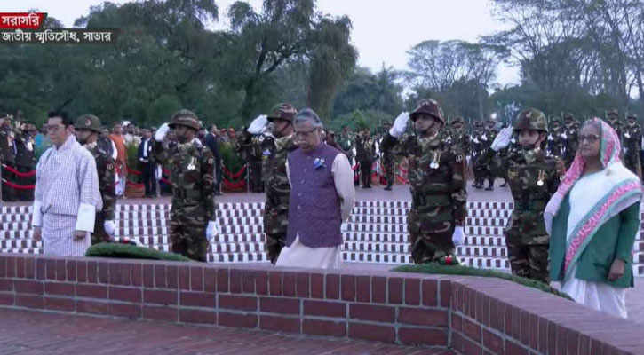 স্মৃতিসৌধে রাষ্ট্রপতি-প্রধানমন্ত্রীর শ্রদ্ধা