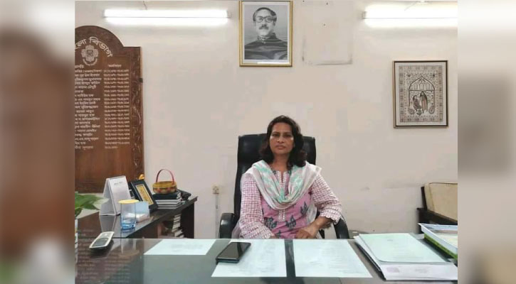 প্রধানমন্ত্রীর ছবি নামিয়ে ফেললেন জাবি শিক্ষক