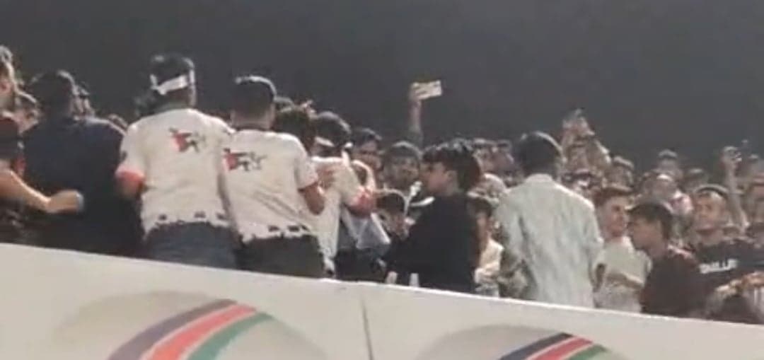 স্টেডিয়ামে সাকিবের প্ল্যাকার্ড-‘জয় বাংলা’ স্লোগান, সংঘর্ষে আহত ১০