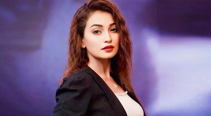 ছিনতাইয়ের শিকার রাজ রিপা, খোয়ালেন পরিচালকের খুশি হয়ে দেওয়া আইফোনটি