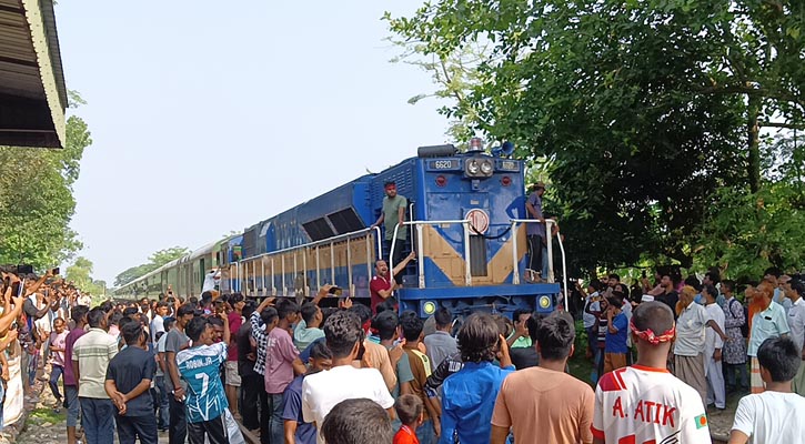 আড়াই ঘণ্টা পর রেলপথ ছাড়লেন বিক্ষোভকারীরা
