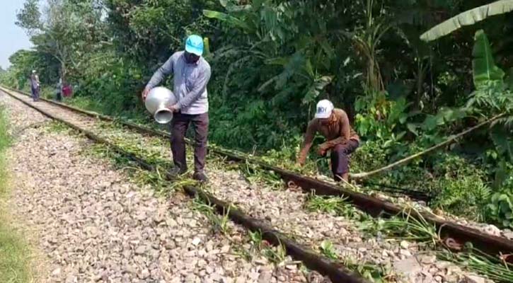 তীব্র গরমে বেঁকে গেছে রেললাইন