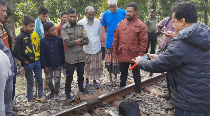 লাল কাপড় দেখিয়ে বরেন্দ্র এক্সপ্রেস থামাল এলাকাবাসী