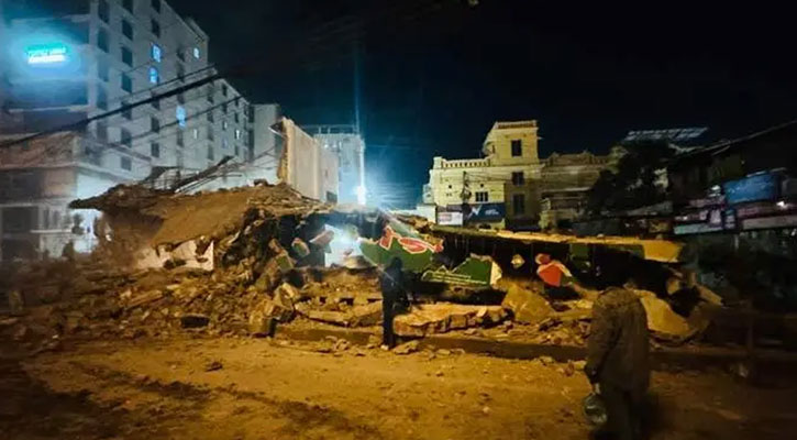 রাজশাহীতে গুঁড়িয়ে দেওয়া হলো আওয়ামী লীগের কার্যালয়