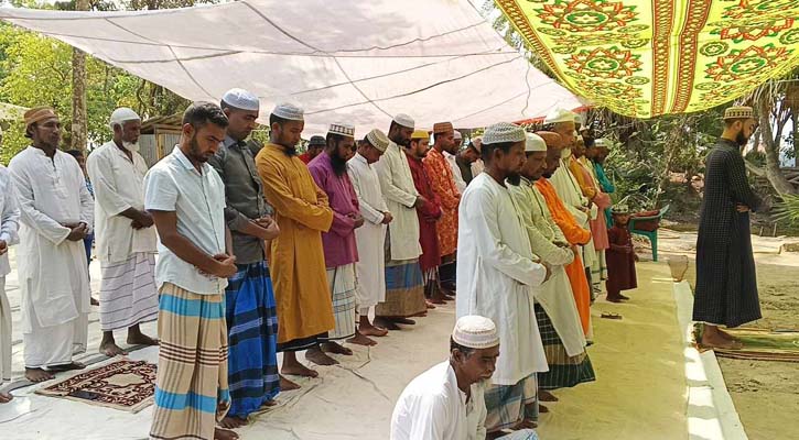 সৌদির সঙ্গে মিল রেখে বরগুনার একাধিক গ্রামে ঈদ উদযাপন