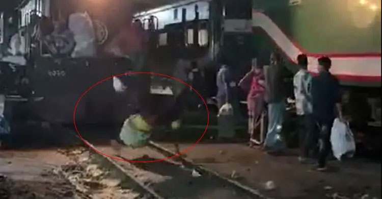 পা পিছলে ট্রেনের নিচে পড়ে যাওয়া সেই ব্যক্তি মারা গেছেন