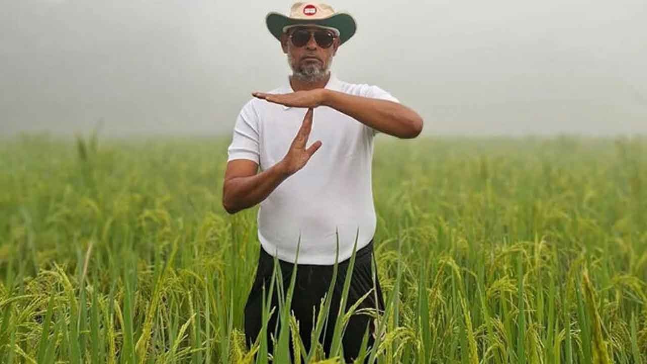 মনোনয়ন না পেয়ে ধানক্ষেতে দাঁড়িয়ে ‘রিভিউ আবেদন’ বিএনপি নেতার