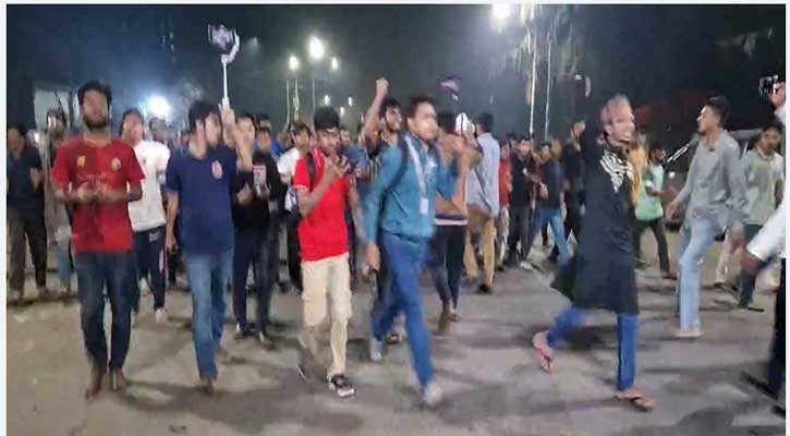স্বরাষ্ট্র উপদেষ্টার পদত্যাগের দাবিতে মধ্যরাতে উত্তাল ঢাবি
