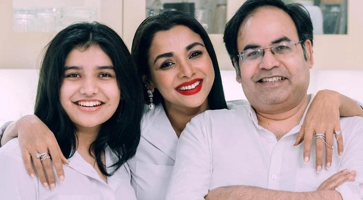 পারিবারিক ছবিতে স্বামীকে শুভেচ্ছা জানালেন রুনা খান