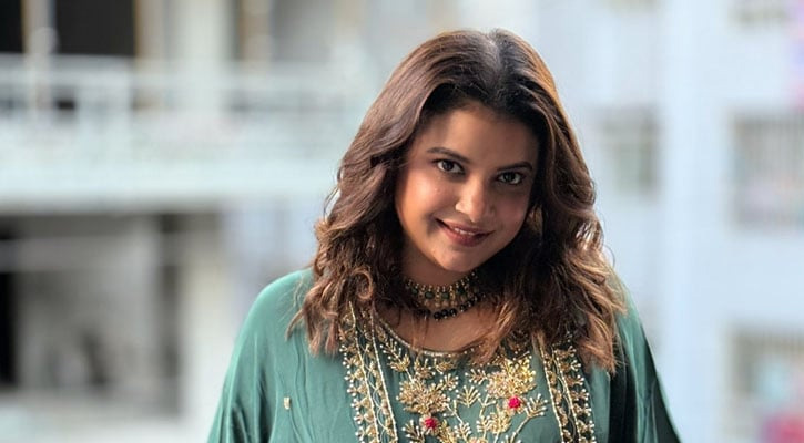 তৃতীয় বিয়ে নিয়ে শবনম ফারিয়া: নতুন করে ভালোবাসা শুরু করা লজ্জা নয়, সাহসের ব্যাপার
