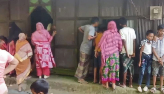 প্রেমিকার সামনে ফাঁস নিলেন কলেজছাত্র