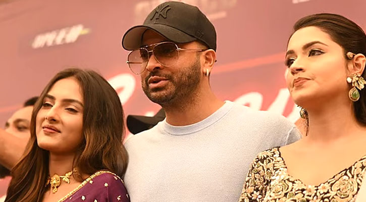 নায়িকাদের পাশে নিয়ে ‘প্রিন্স’ দেখলেন শাকিব