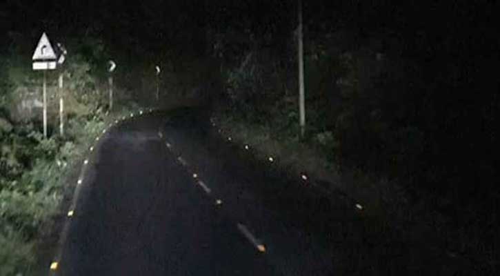 মৌলভীবাজারে সড়কে গাছ ফেলে যানবাহনে দুর্ধর্ষ ডাকাতি