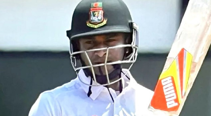 সাকিব যে কারণে বারবার হেলমেটের স্ট্র্যাপ মুখে নেন