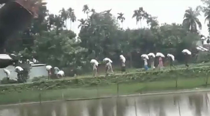 গোডাউন ভেঙে সার নিয়ে গেল কৃষকরা
