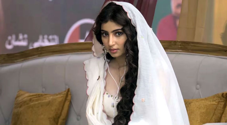 ‘মধুবালা’র চরিত্রে সারা অর্জুন