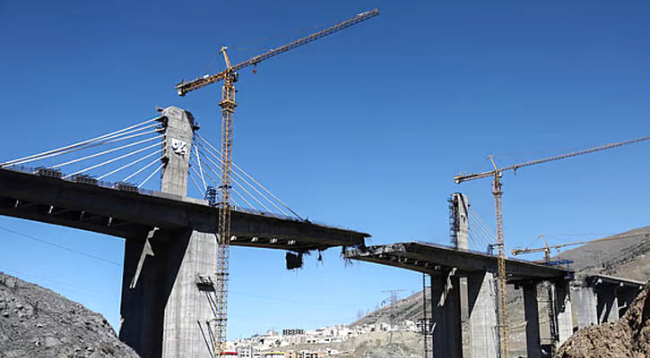  ইরানের সবচেয়ে উঁচু সেতুতে হামলার কথা জানিয়ে ট্রাম্প বললেন, ‘আরও আসছে’