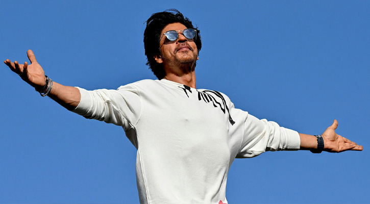 ৬০ বছরে শাহরুখ: সিনেমার পর্দা থেকে মানুষের জীবনে প্রেরণা