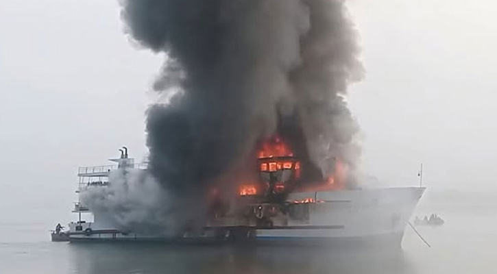 সেন্ট মার্টিনগামী জাহাজে আগুনের ঘটনায় নিহত ১, প্রাণে বাঁচলেন ১৯৪ পর্যটক
