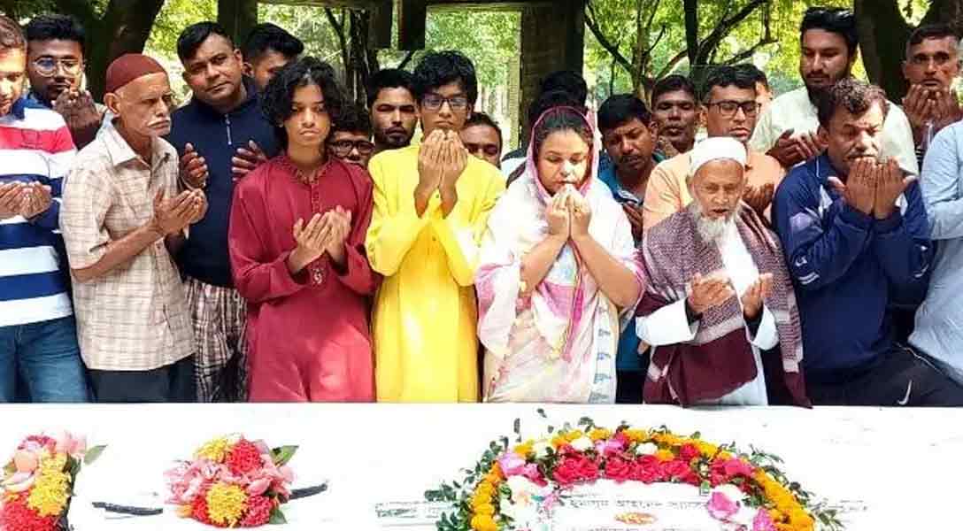 ১০৭৭টি মোমবাতি জ্বেলে হুমায়ূন আহমেদকে শ্রদ্ধা