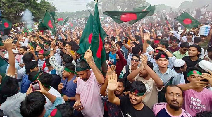 ‘পালাইছে রে পালাইছে, হাসিনা পালাইছে’ স্লোগানে স্বৈরাচার পতনের বর্ষপূর্তি পালন