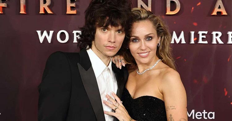 চার বছরের ছোট প্রেমিক ম্যাক্সের সঙ্গে বাগদান সারলেন মাইলি সাইরাস