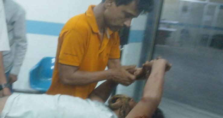 যুবককে দোকান থেকে বের করে কোপাল দুর্বৃত্তরা