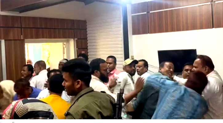 ইউএনওর সামনেই ৪ জামায়াত নেতাকে পেটালেন বিএনপি নেতারা