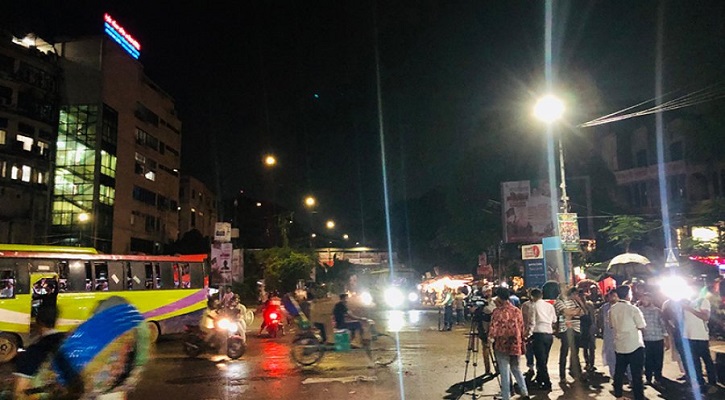 শাহবাগে আন্দোলনরত জুলাই যোদ্ধাদের ওপর আরেকপক্ষের হামলা