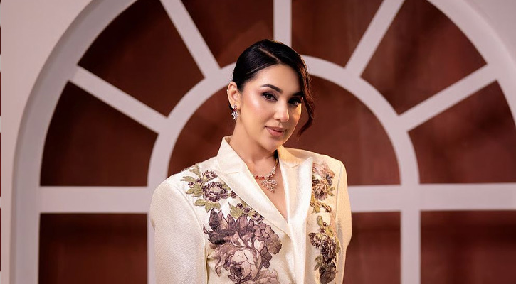 শাকিবের সঙ্গে অপু বিশ্বাসের পোশাকে মিল, যা বললেন অভিনেত্রী