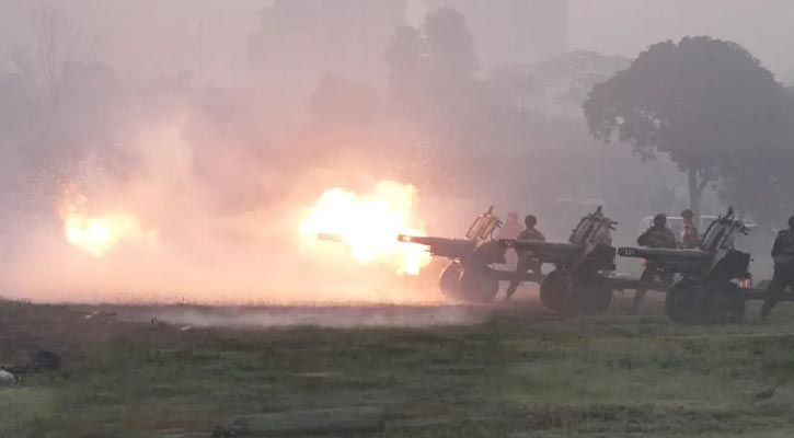 ৩১ বার তোপধ্বনির মাধ্যমে শহীদদের প্রতি গান স্যালুট প্রদর্শন