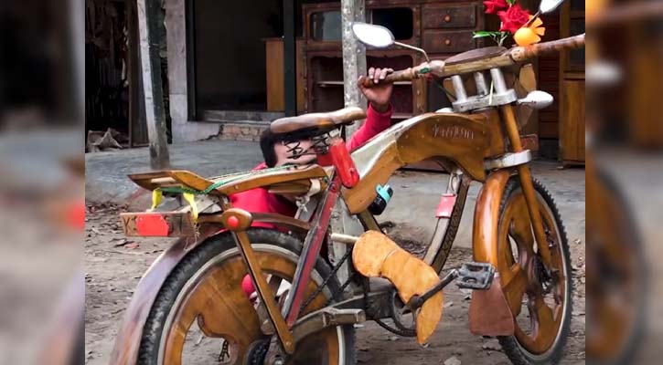 কাঠের সাইকেল তৈরি করে তাক লাগিয়ে দিলেন খোকন