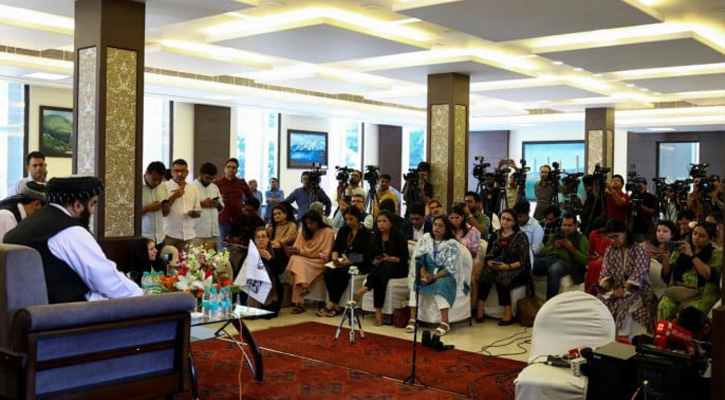 ভারতে এবার নারী সাংবাদিকদের সামনের সারিতে বসিয়ে সংবাদ সম্মেলন তালেবানের