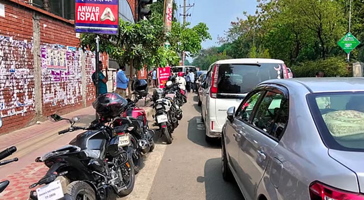 তেলের জন্য যানবাহনের দীর্ঘ সারি