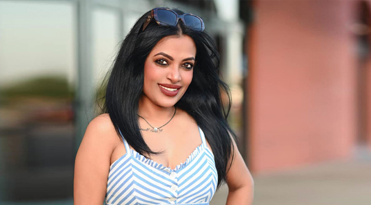 সারপ্রাইজ দিতে হঠাৎ দেশে এলেন তমালিকা কর্মকার