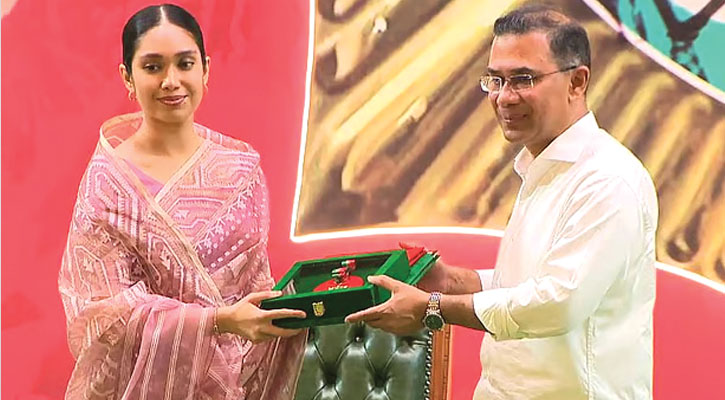 খালেদা জিয়ার মরণোত্তর পুরস্কার গ্রহণ করলেন নাতনি জাইমা রহমান