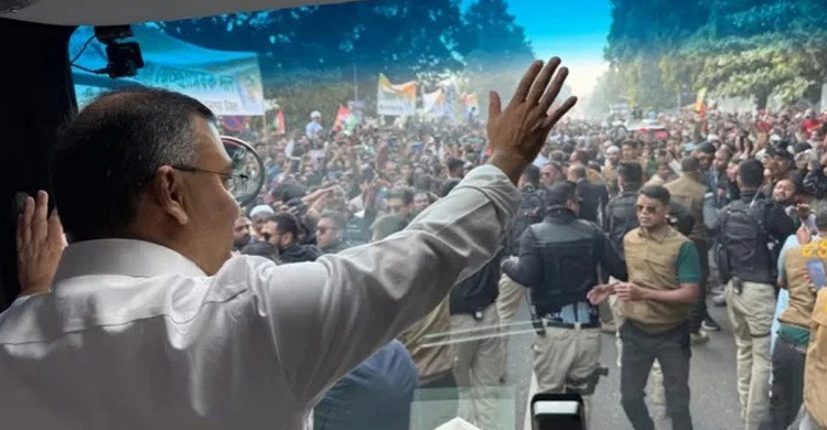 বাবার কবর জিয়ারতে গুলশান থেকে রওনা হয়েছেন তারেক রহমান; যাবেন স্মৃতিসৌধেও