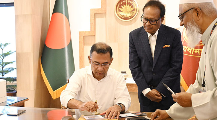 প্রথমবারের মতো তেজগাঁও কার্যালয়ে প্রধানমন্ত্রী তারেক রহমান