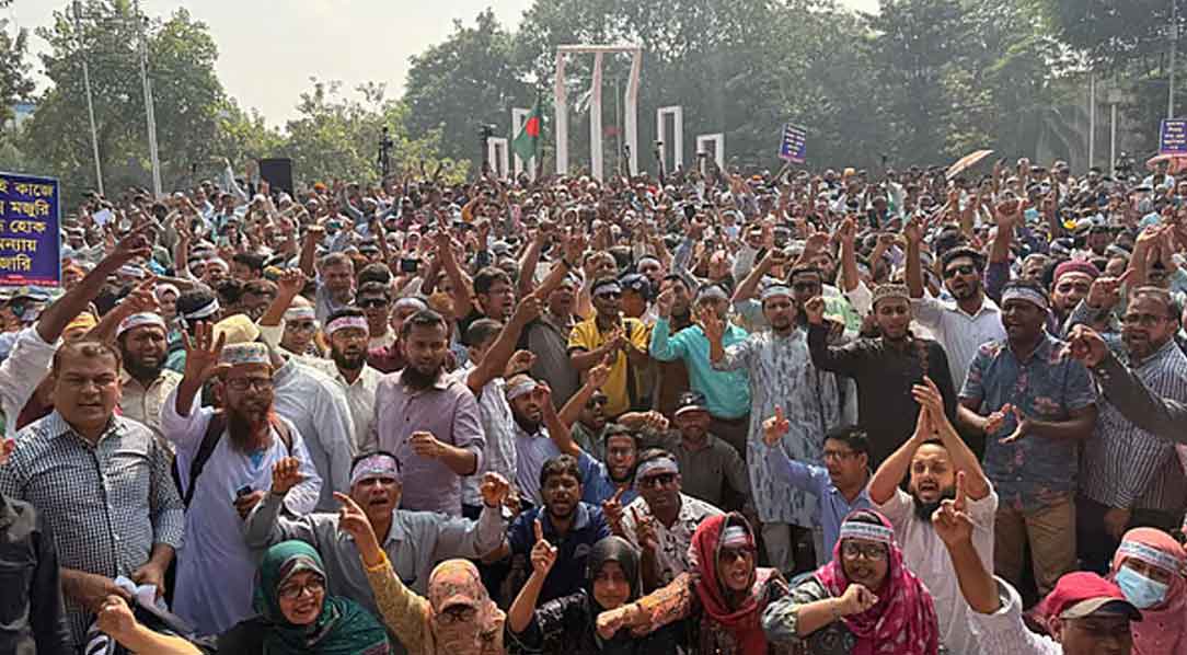 শহীদ মিনারে লাগাতার অবস্থানে শিক্ষকেরা, দুই উপদেষ্টার পদত্যাগ দাবি